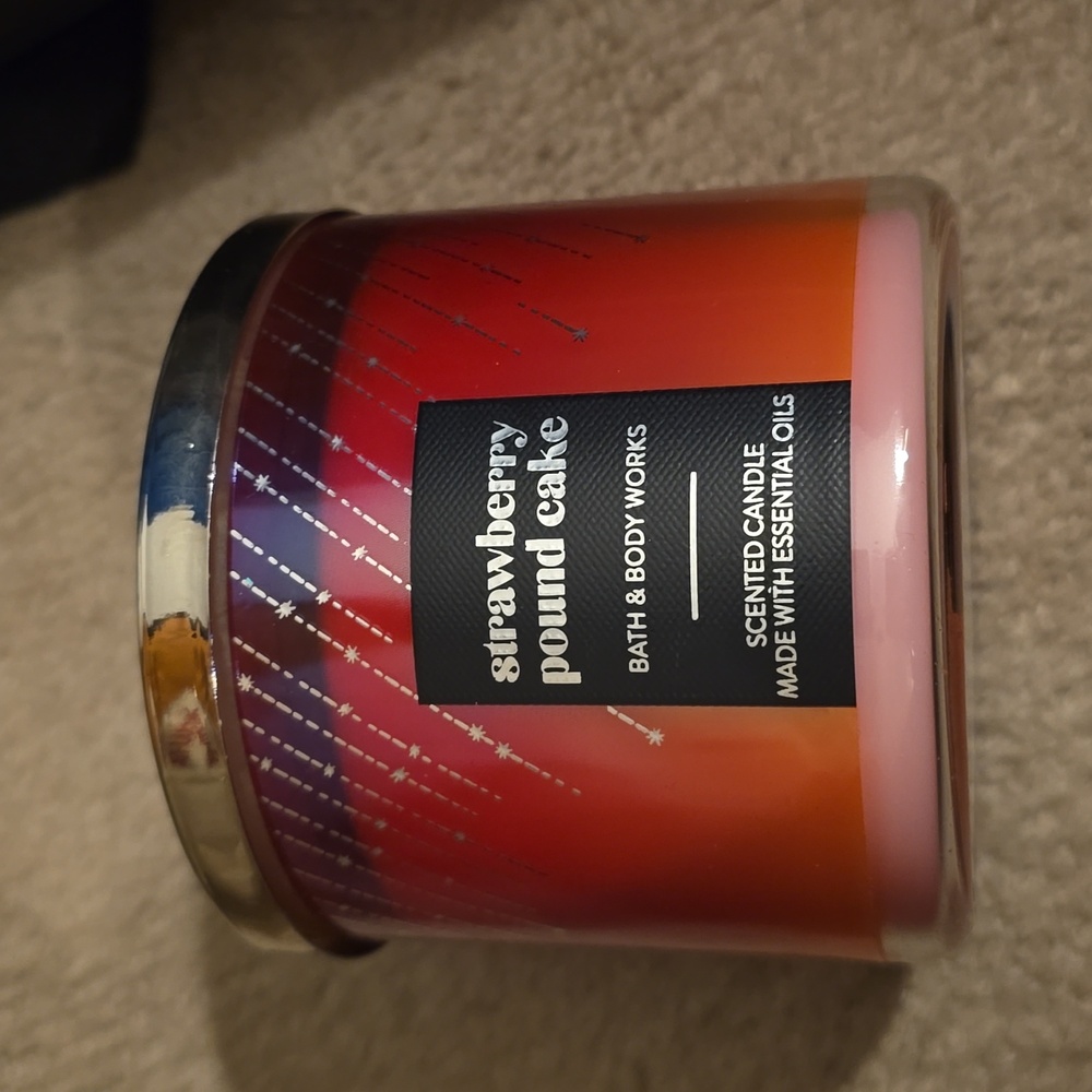 Bath & Body Works 3 wick candle - Strawberry Poound Cake